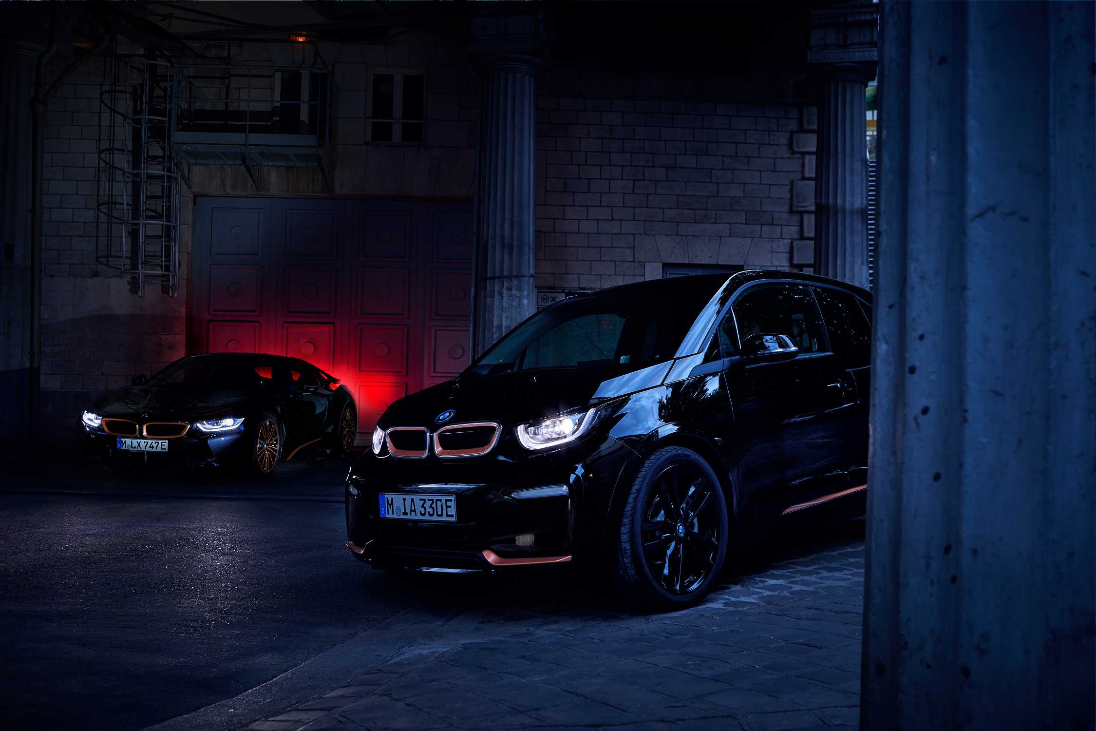 The BMW i3s Edition RoadStyle and the BMW i8 Coupe in the Ultimate Sophisto Edition (09/2019).