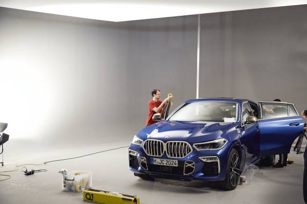 https://mediapool.bmwgroup.com/cache/P9/201908/P90363195/P90363195-the-bmw-vantablack-x6-making-of-pictures-08-2019-600px.jpg