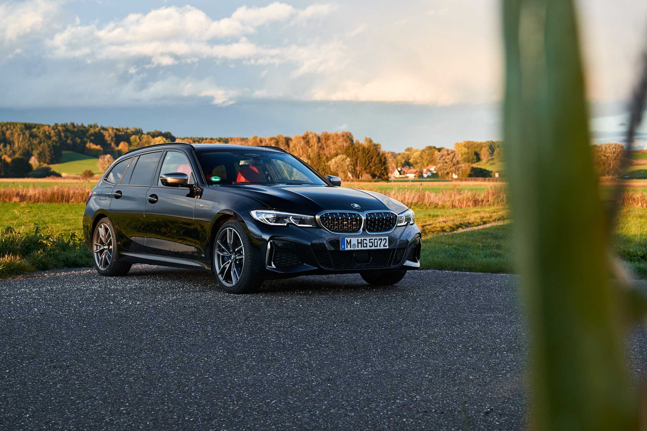 The new BMW M340i xDrive Touring, Black Sapphire metallic (10/2019).