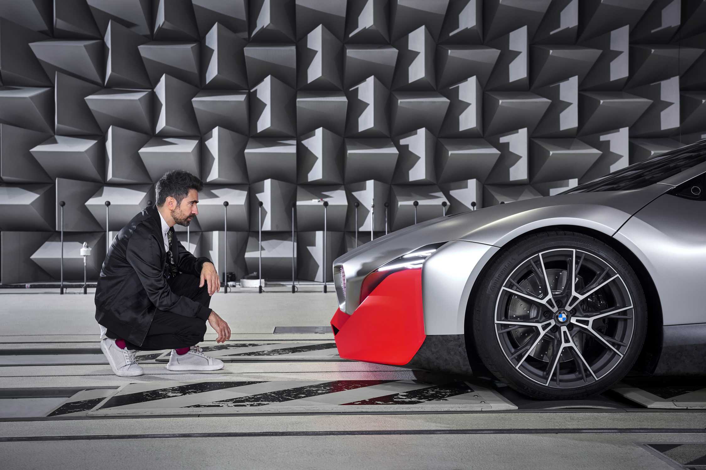 BMW Sound Designer Renzo Vitale and BMW Vision M NEXT in the anechoic chamber. (11/2019).