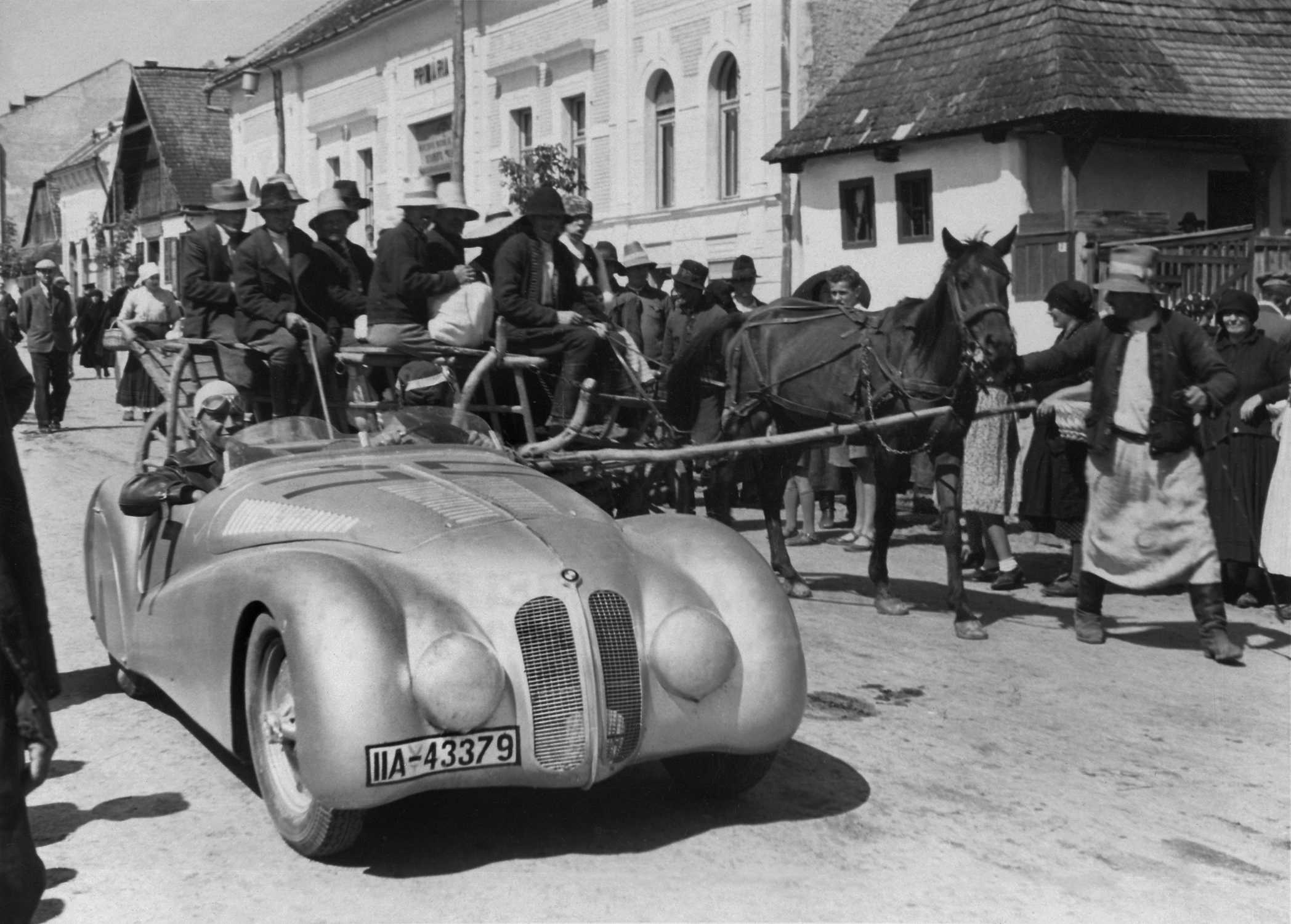 Briem in the BMW 328 Mille Miglia Roadster on the way to the Rumanian Grand Prix,
Brasov (Kronstadt), 1940 (07/2020)