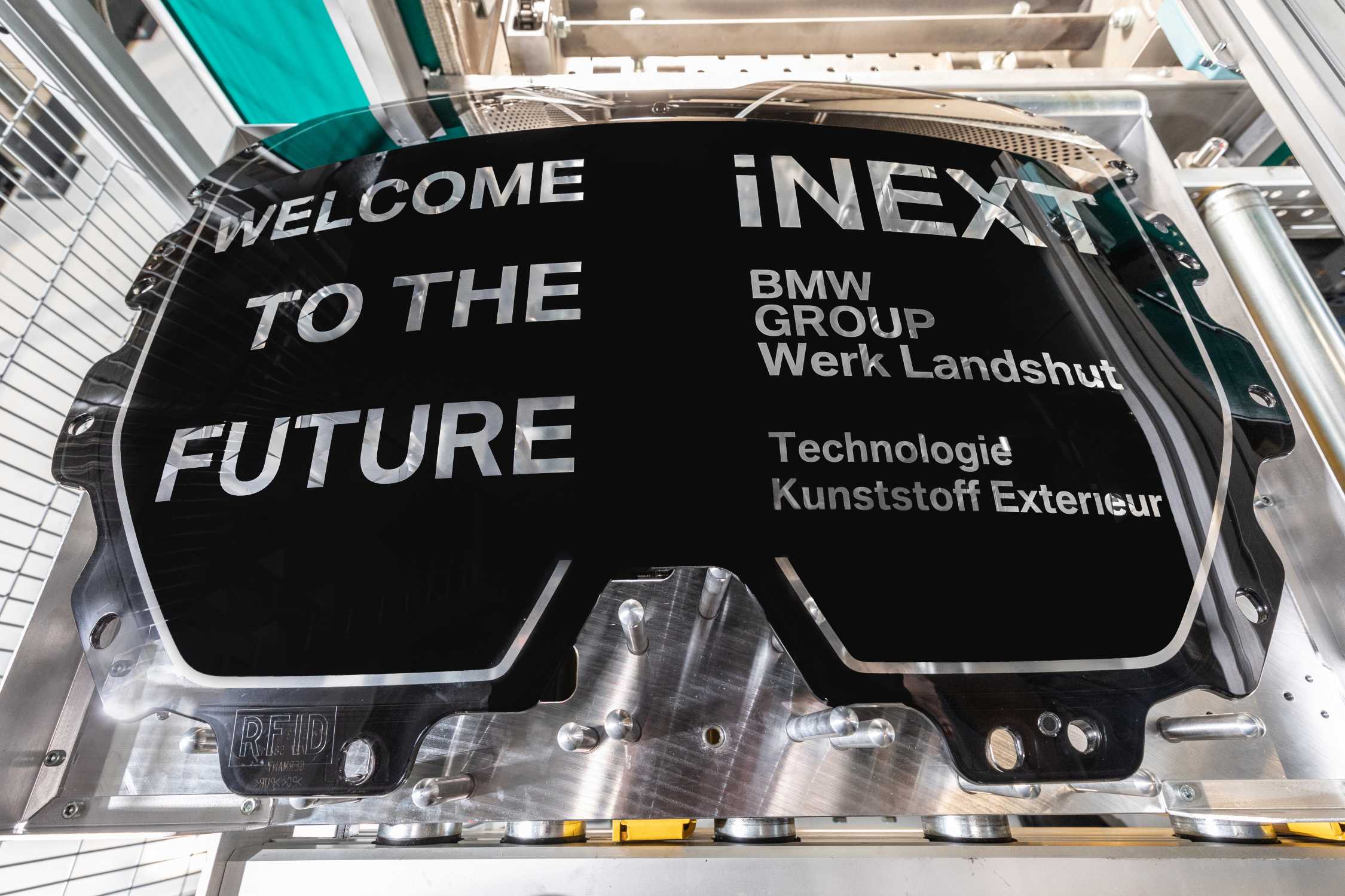 Produktionsstart von Hightech-Komponenten für den BMW iNEXT im BMW Group Werk Landshut, Niederbayern: Eröffnung einer neuen Fertigungshalle für innovative Niere als zentrales Bauteil für das hochautomatisierte Fahren (07/2020).