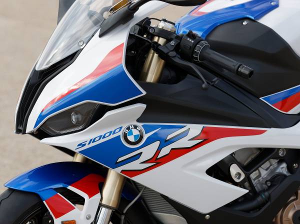 BMW S1000RR 2022 traz kit M de série e novas cores