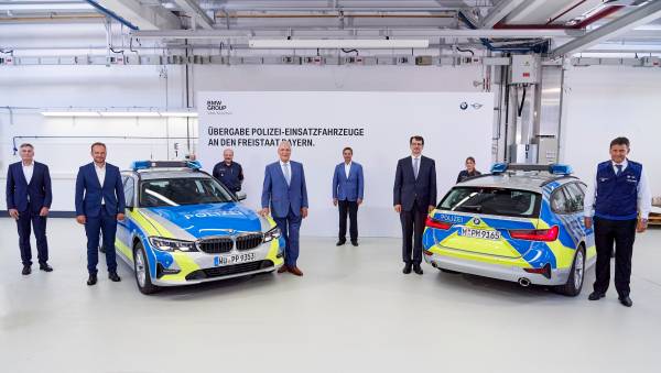Bayerns Innenminister Joachim Herrmann nimmt Polizeifahrzeuge der