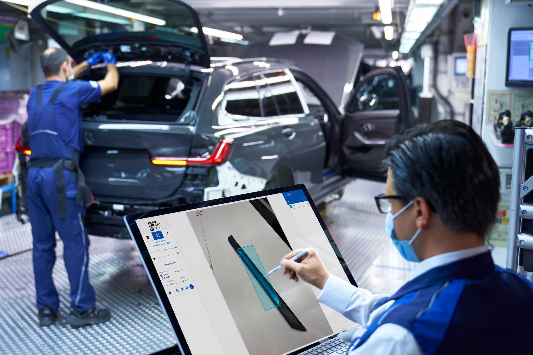Ein Mitarbeiter markiert Fotos von Einstiegsleisten des BMW 3er, für den Aufbau einer bildgestützten KI-Anwendung. (09/2020)