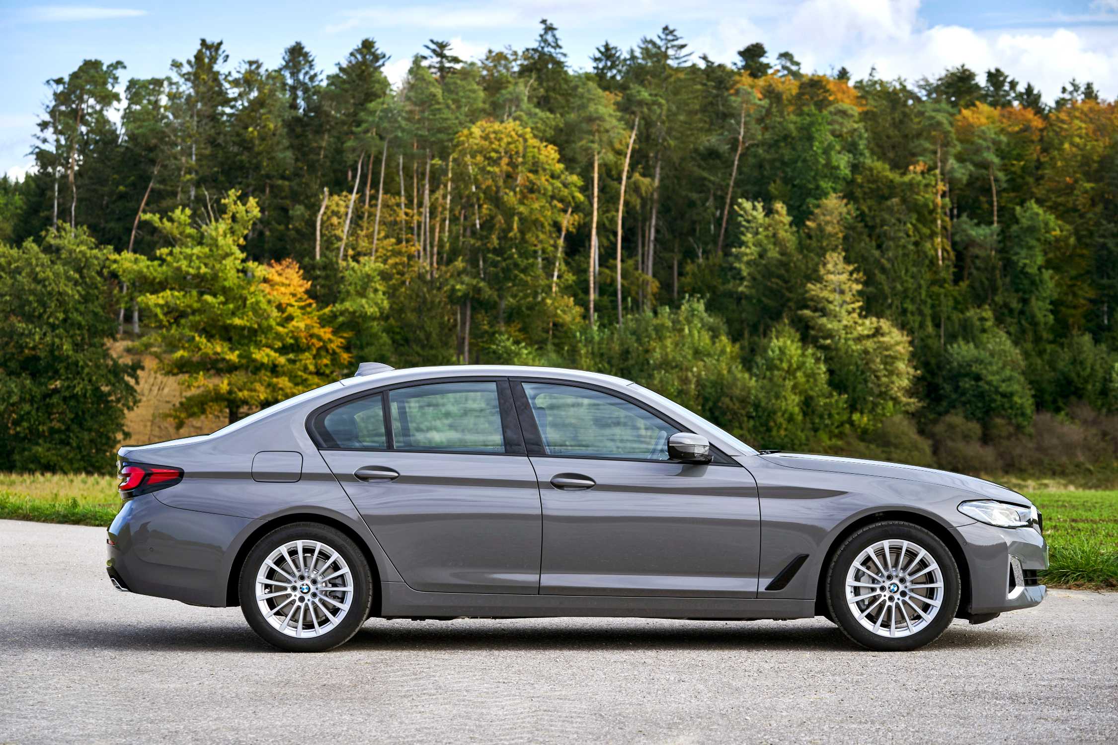 Die neue BMW 530e Limousine Berninagrau Bernsteineffekt 10 2020 