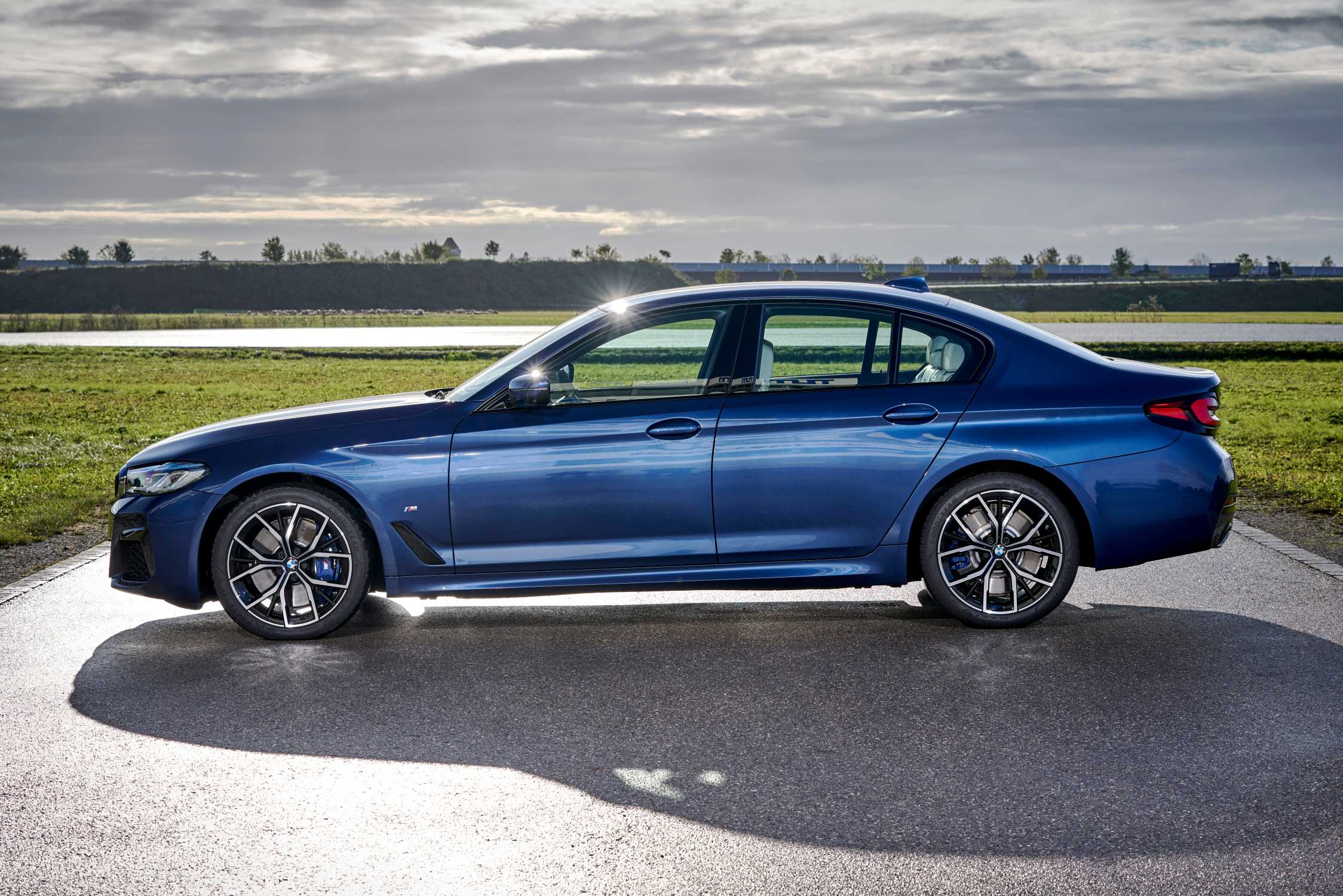 The new BMW 540i xDrive Sedan, Phytonic blue metallic (10/2020).