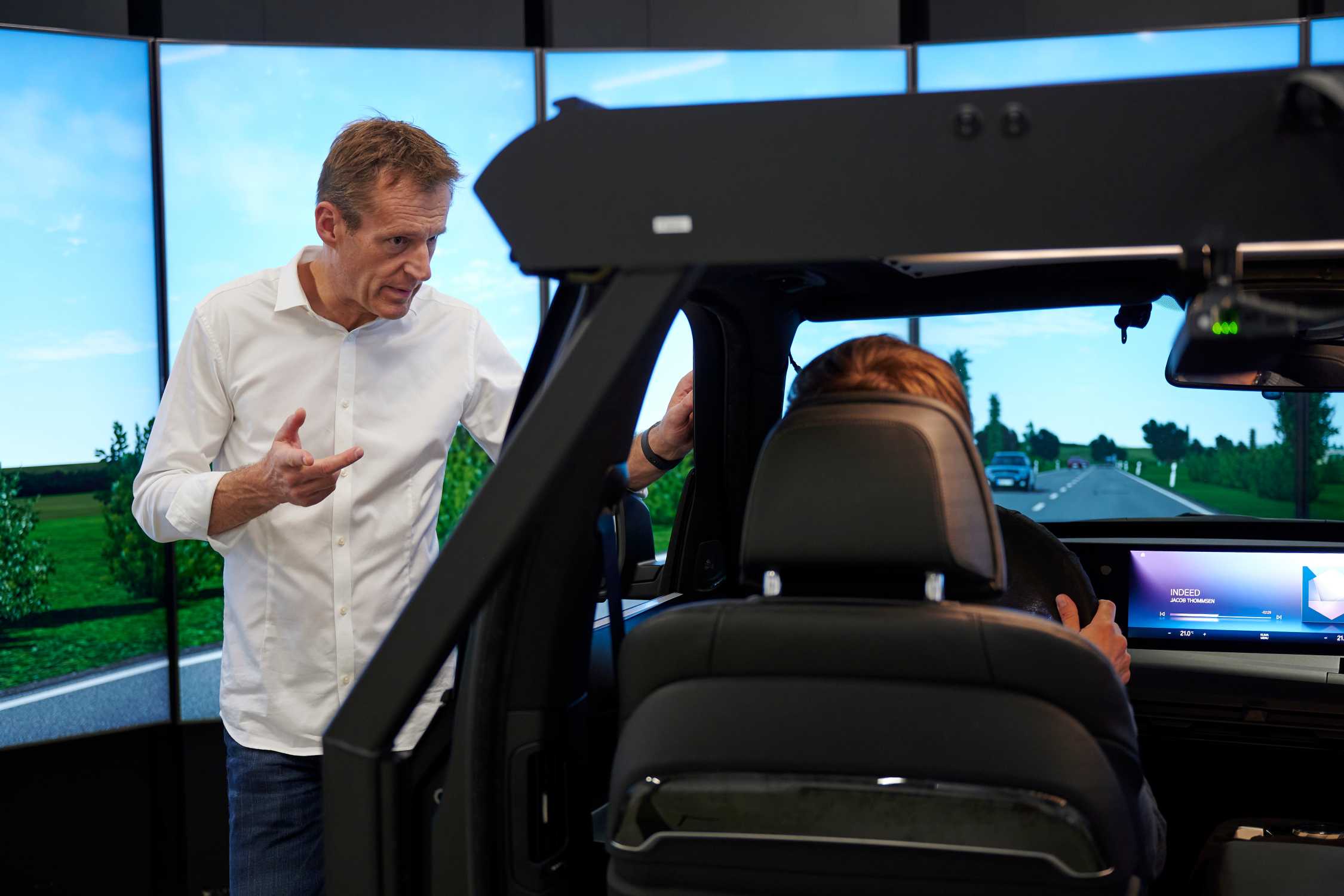 #NEXTGen 2020: Martin Peller, project lead of the new driving simulation center in conversation with a test person. (11/20)