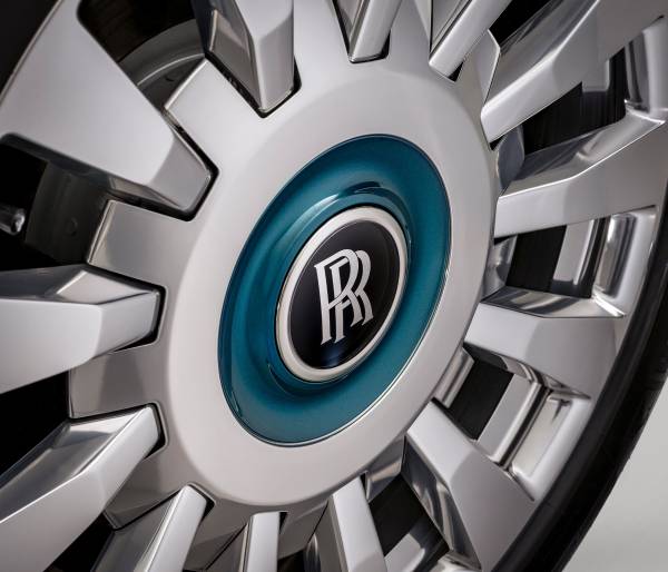PHANTOM 'IRIDESCENT OPULENCE' A HIGHLY BESPOKE ROLLS-ROYCE ARRIVES
