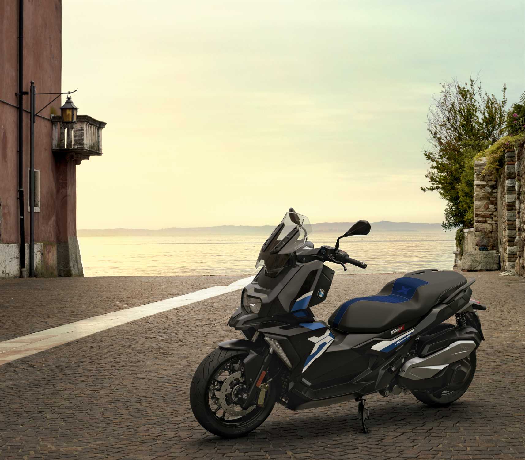BMW Motorrad presents the new 400 X and C GT.