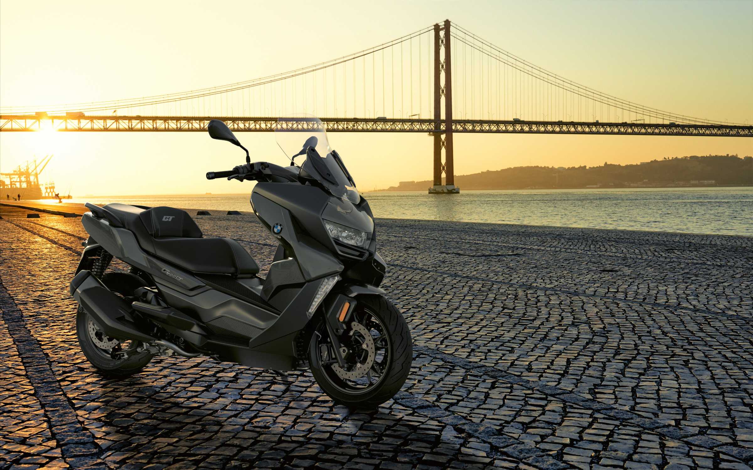 The new 2022 BMW C 400 GT.