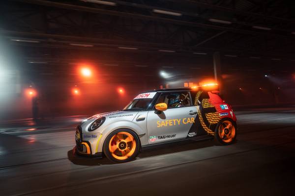 The MINI Electric Pacesetter inspired by JCW. (03/21)