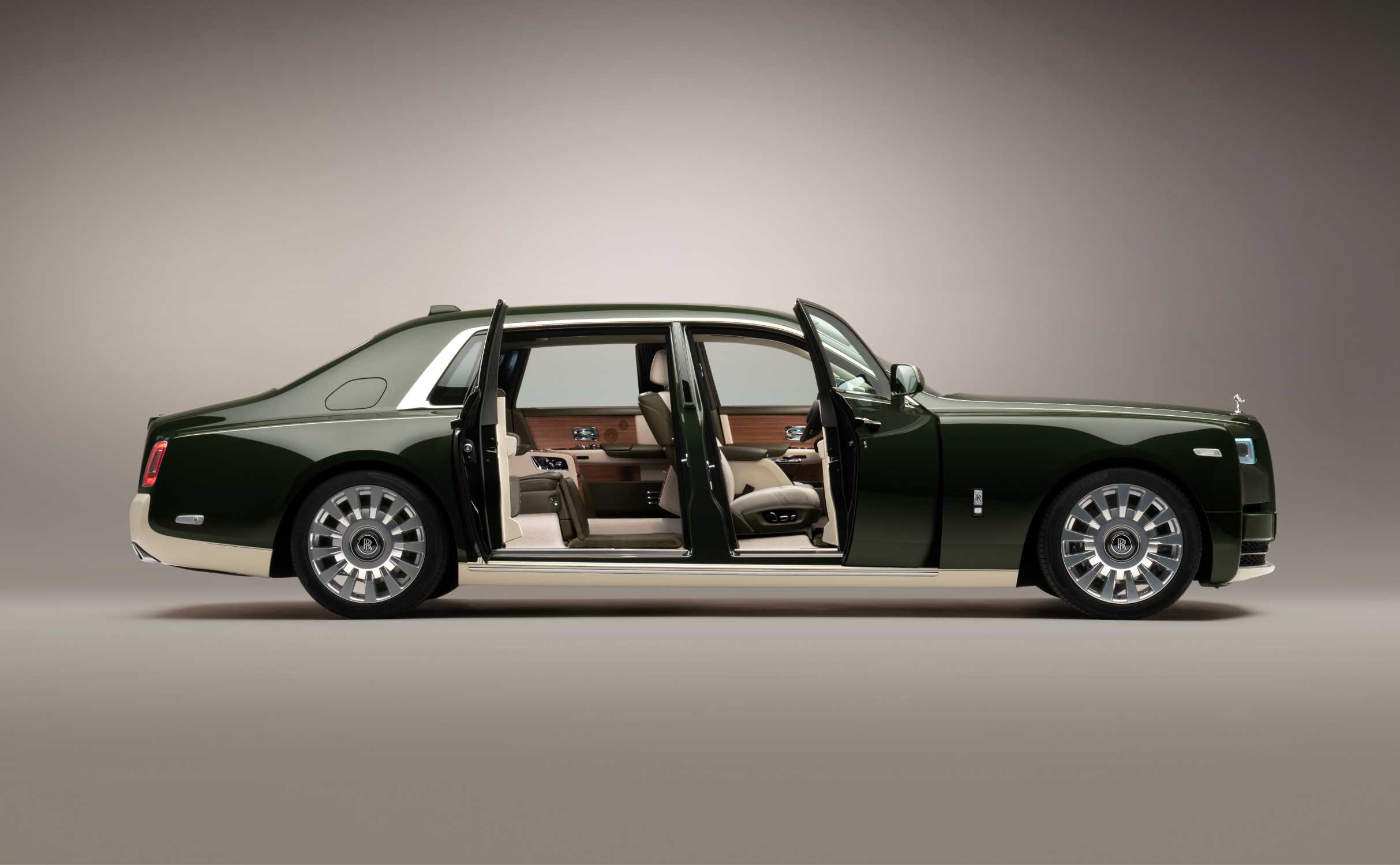 Tasteful Serenity Is the Goal of the New Rolls-Royce Ghost