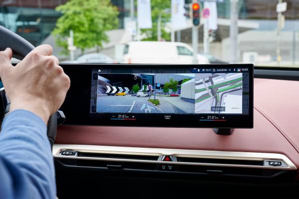 Das BMW Panoramic Vision: Neues Head-Up Display über die gesamte Breite der  Windschutzscheibe kommt ab 2025 in Serie.