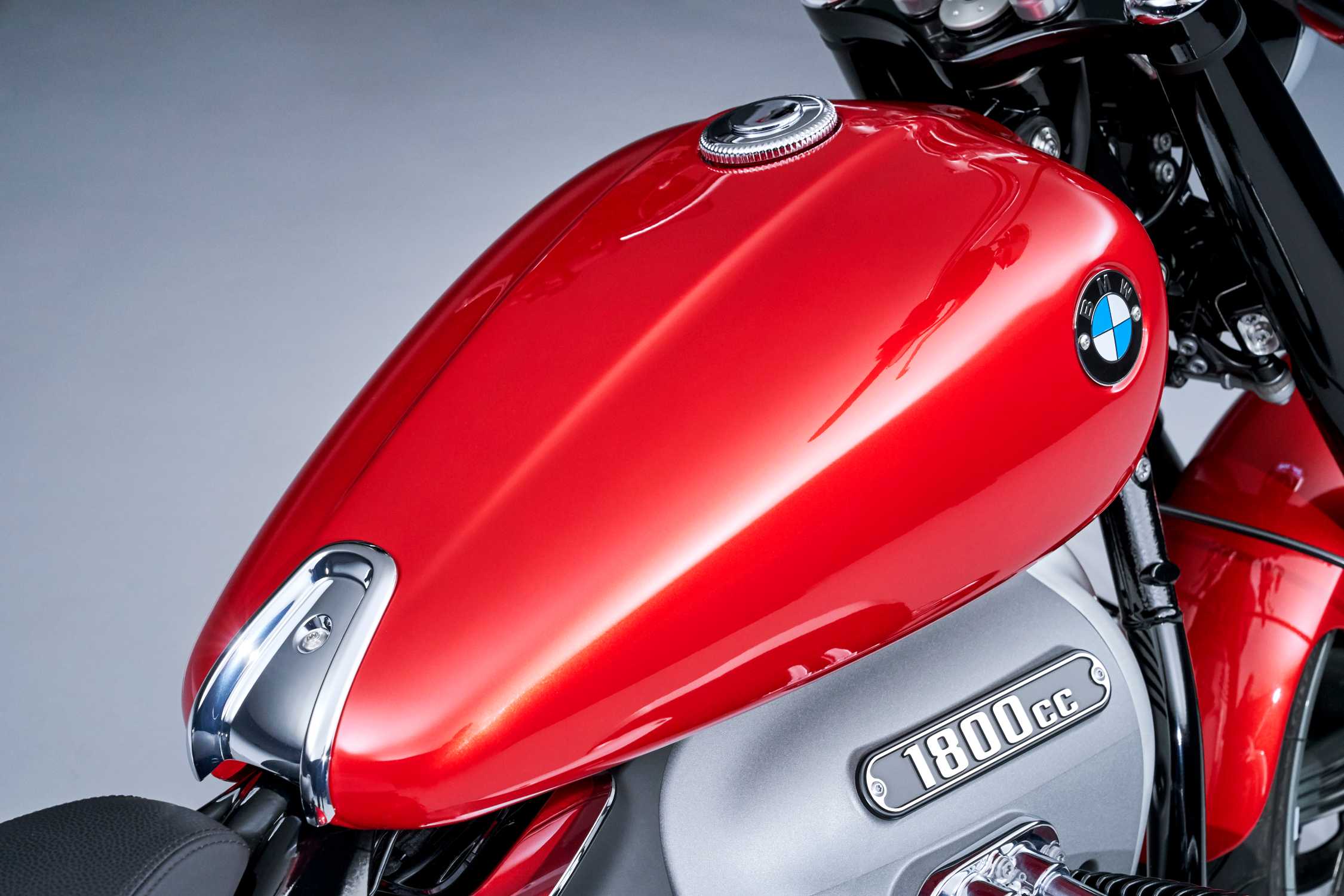 bmw-r-18-in-mars-red-metallic-07-2021