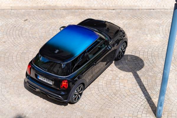 Three colours, three roofs, endless individualisation: the MINI Multitone  Roof.