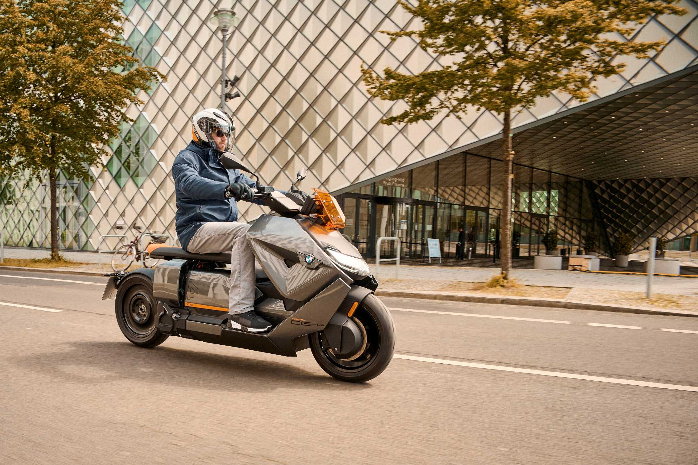 全新bmw Ce 04摩托车全球首发开启都市两轮出行新篇章