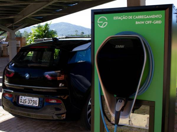 BMW Group Brasil cria sistema de recarga para carros elétricos alimentado  por energia solar, livre da rede pública de energia e que proporciona  segunda vida às baterias de alta voltagem