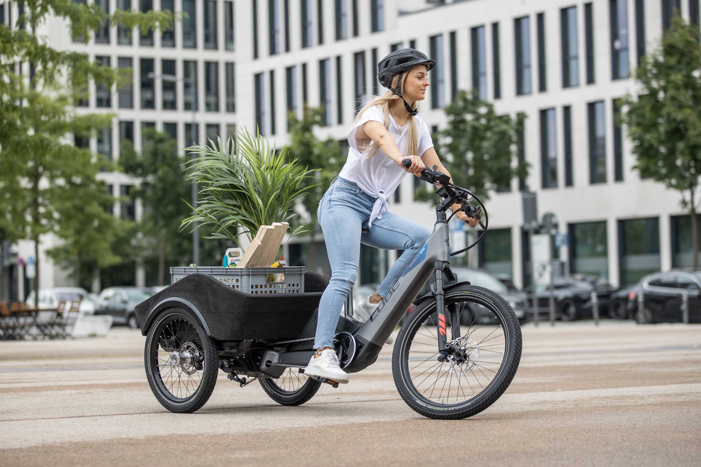 https://mediapool.bmwgroup.com/cache/P9/202109/P90434539/P90434539-munich-ger-september-2021-new-micromobility-concepts-for-increased-sustainability-in-urban-traffic-c-2250px.jpg