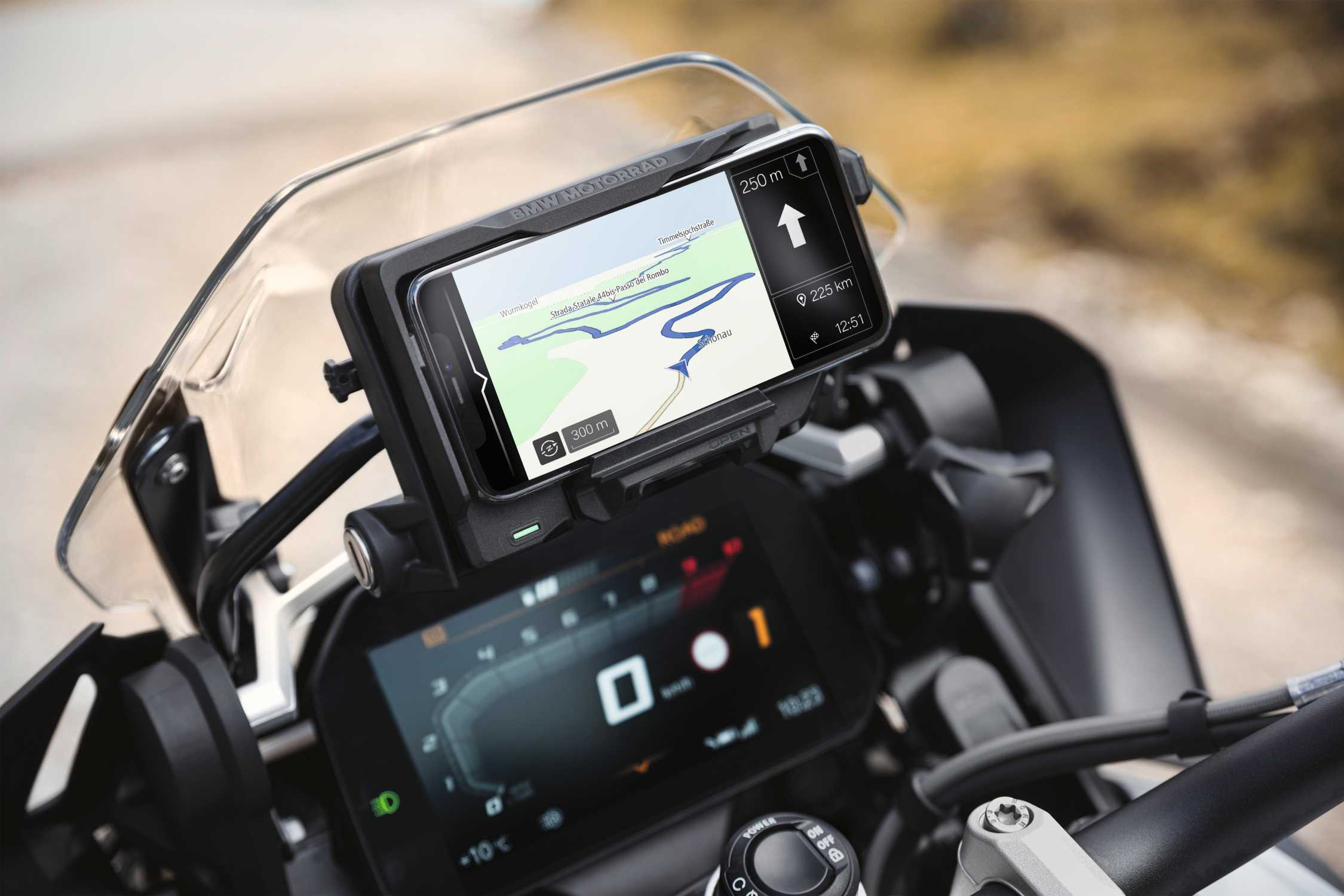 BMW Motorrad präsentiert das ConnectedRide Cradle.