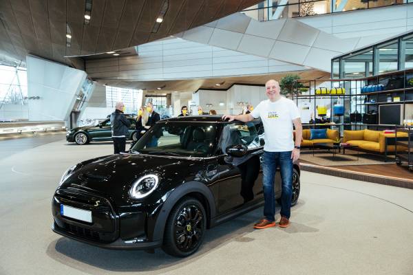 https://mediapool.bmwgroup.com/cache/P9/202201/P90448364/P90448364-handover-10-000th-mini-electric-2021-in-germany-to-customer-andreas-hankel-600px.jpg