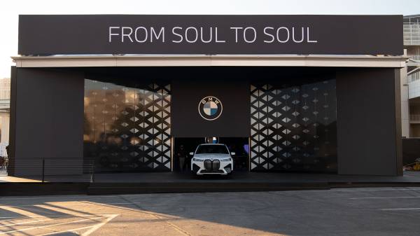 BMW @ CES 2022. BMW iX Flow featuring E Ink - On Location (01/2022).