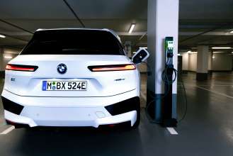 BMW i Ventures announced a lead investment in HeyCharge, a German start-up democratizing access to electric vehicle (EV) charging stations in apartment complexes, office buildings and other infrastructure locations on Wednesday, January 12, 2022.  HeyCharge is the first company to enable EV-charging without internet connection, which will allow the installation of chargers in locations that would have not been commercially viable.