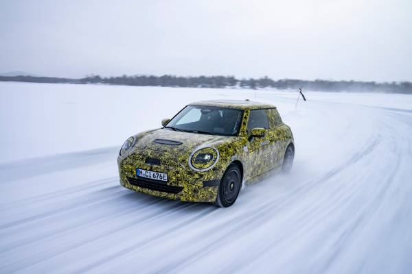 Fully electric and packed with driving fun: The new MINI 3-door on snow and  ice.