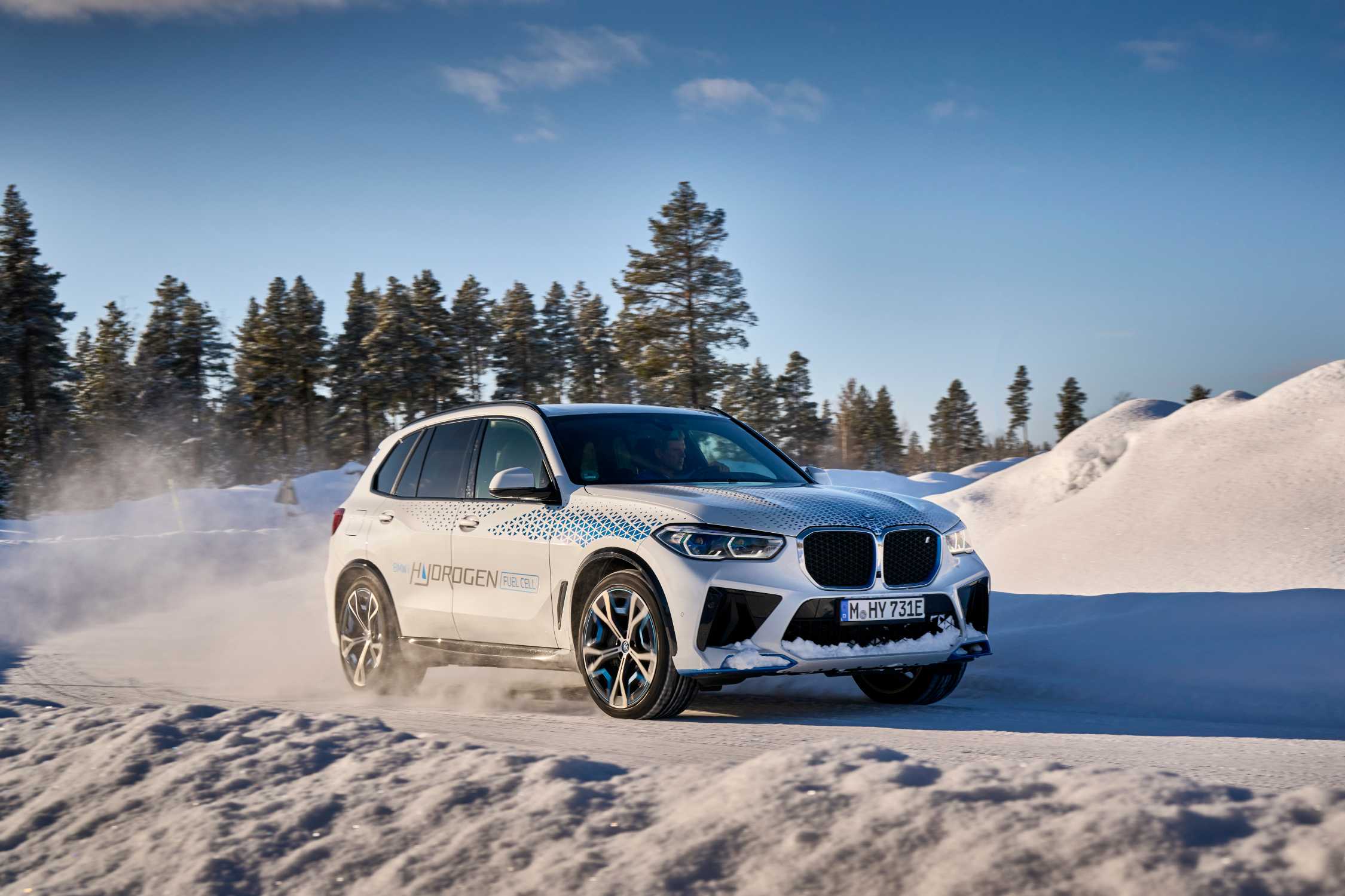 CO2-free driving pleasure in all weather conditions: The BMW iX5 Hydrogen  in final winter testing close to the Arctic Circle.