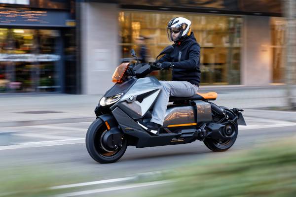 BMW Motorrad presents the BMW CE 04 Vagabund Moto Concept.