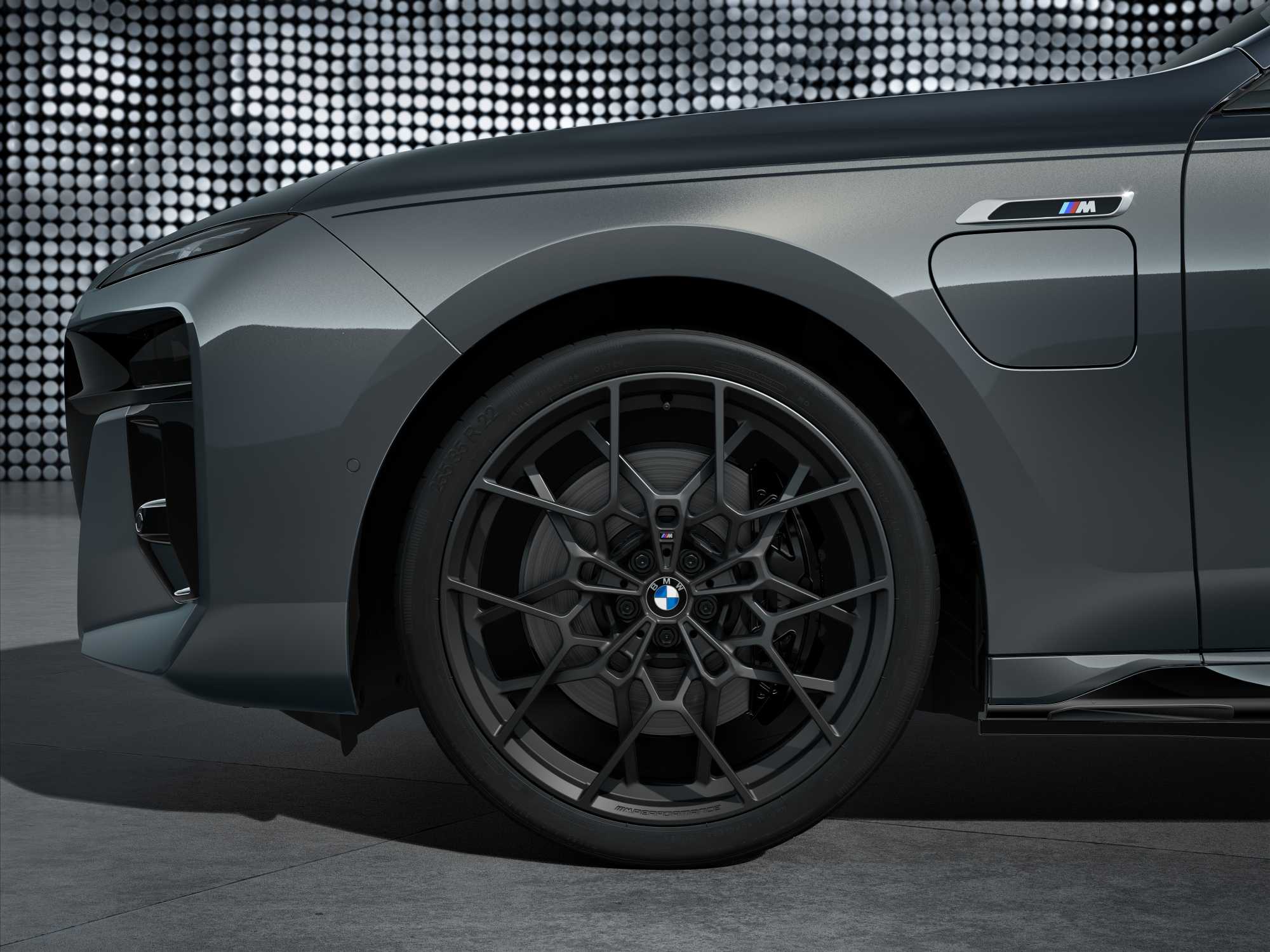 Der neue BMW M760e xDrive (04/2022).