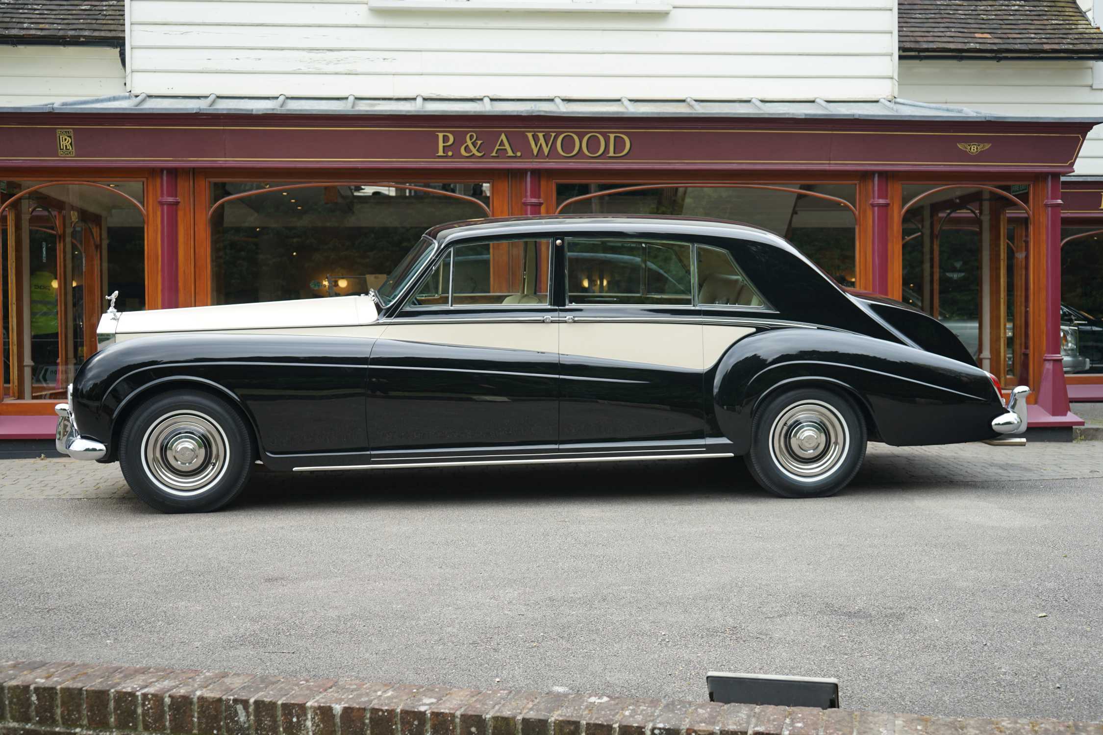 1966 ROLLS-ROYCE PHANTOM VI (5LVF65). Source: P&A Wood.