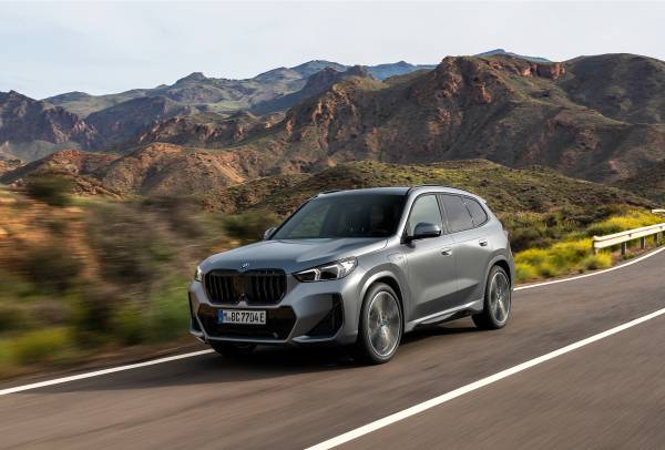 https://mediapool.bmwgroup.com/cache/P9/202205/P90465638/P90465638-the-all-new-bmw-x1-xdrive30e-frozen-pure-grey-20-bmw-individual-styling-869i-05-22-600px.jpg