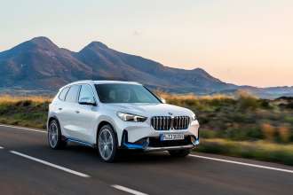 The first-ever BMW iX1 xDrive30, Mineral White metallic, 20“ BMW Individual Styling 869i (05/22).