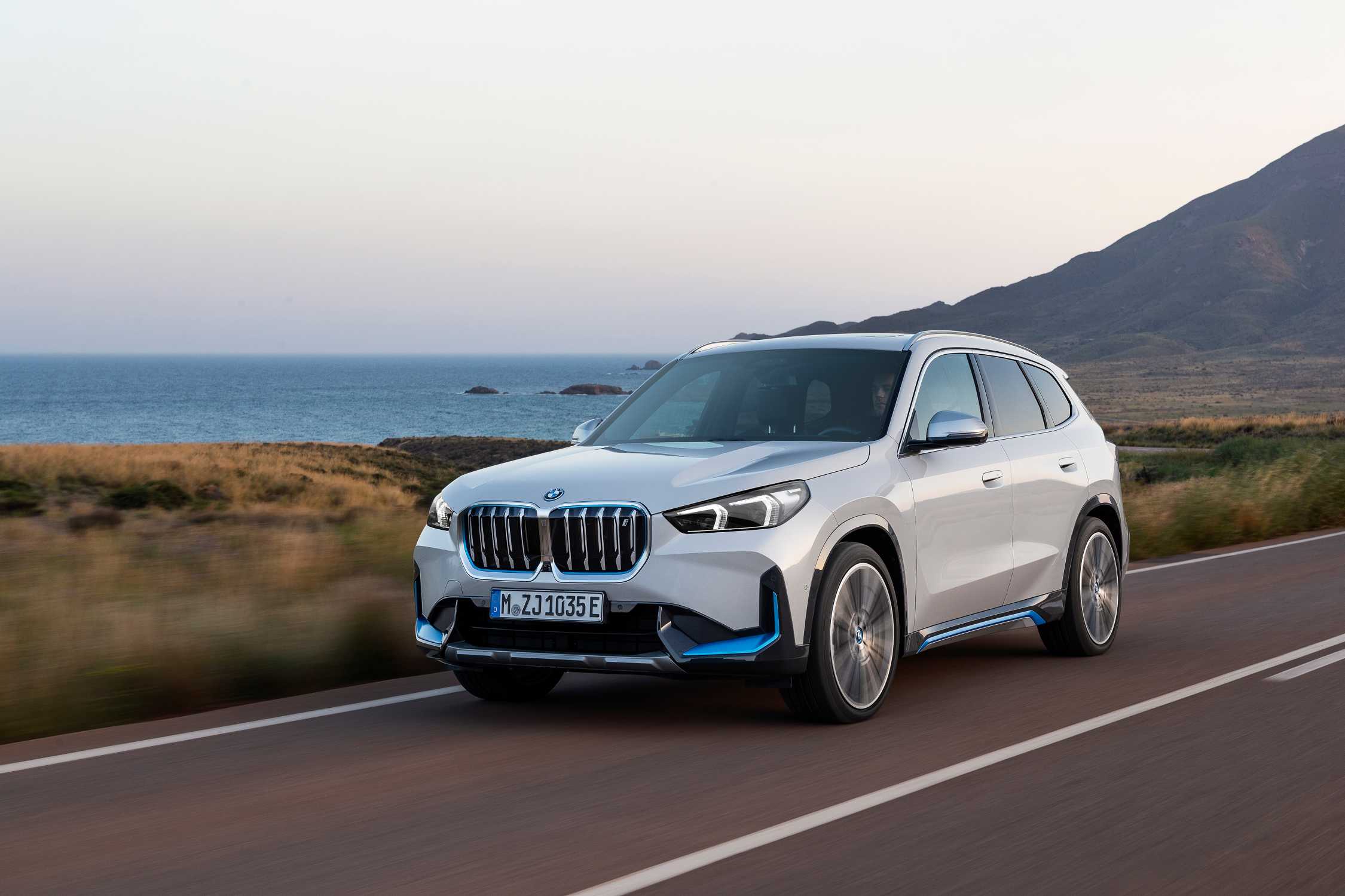 Der neue BMW X1 und der erste BMW iX1.