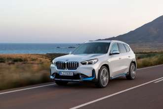 The first-ever BMW iX1 xDrive30, Mineral White metallic, 20“ BMW Individual Styling 869i (05/22).