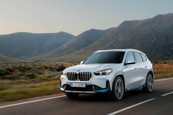 https://mediapool.bmwgroup.com/cache/P9/202205/P90465712/P90465712-the-first-ever-bmw-ix1-xdrive30-mineral-white-metallic-20-bmw-individual-styling-869i-05-22-600px.jpg