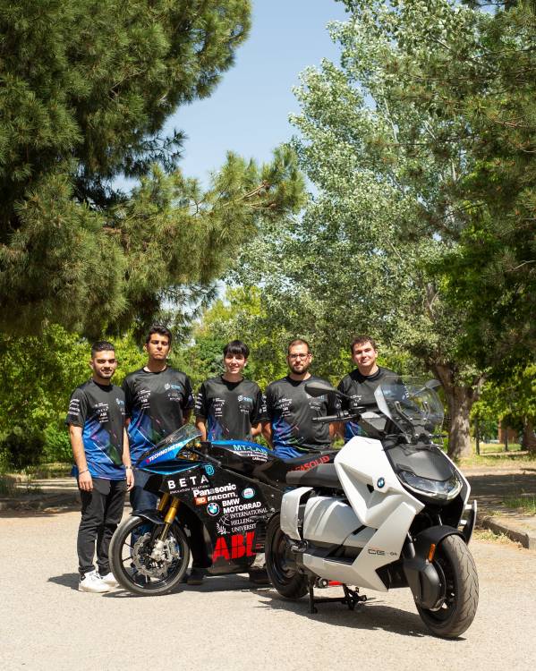  BMW Motorrad Hellas apoya al grupo de estudiantes REM-IHU de la Universidad Internacional de Grecia.