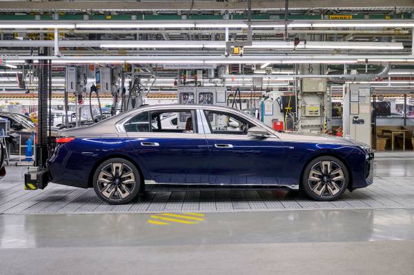 Luxus, der elektrisiert: Neue BMW 7er Reihe feiert Produktionsstart im Werk  Dingolfing