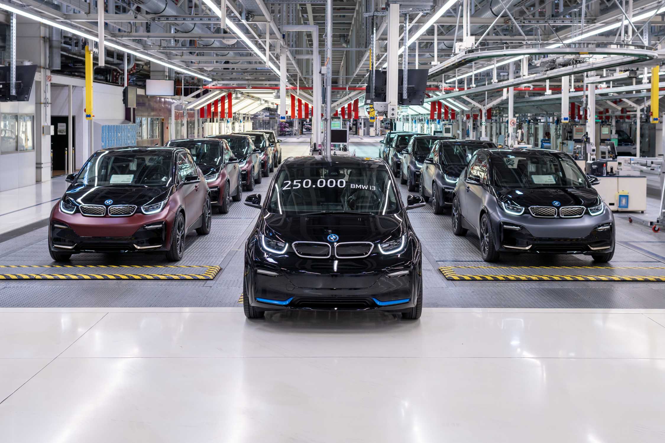 https://mediapool.bmwgroup.com/cache/P9/202206/P90471117/P90471117-the-250-000th-bmw-i3-together-with-the-bmw-i3s-of-the-homerun-edition-from-the-bmw-group-plant-leipz-2249px.jpg