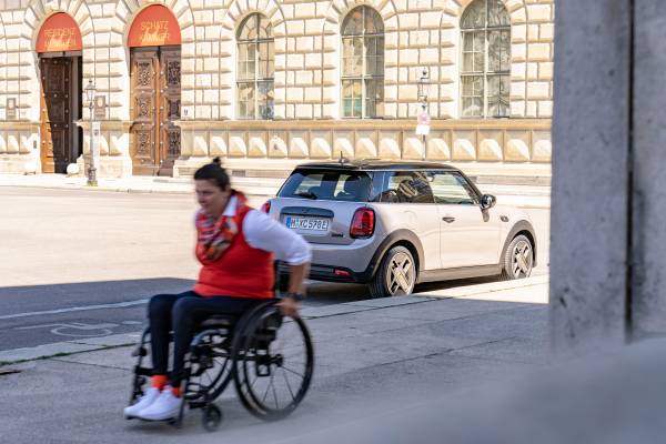 Elektrisch, nachhaltig, grenzenlos: Der MINI Cooper SE ermöglicht Fahrspaß  für Menschen mit Behinderung.