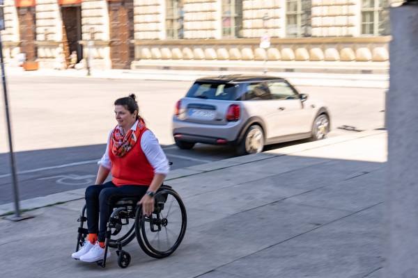 Elektrisch, nachhaltig, grenzenlos: Der MINI Cooper SE ermöglicht Fahrspaß  für Menschen mit Behinderung.