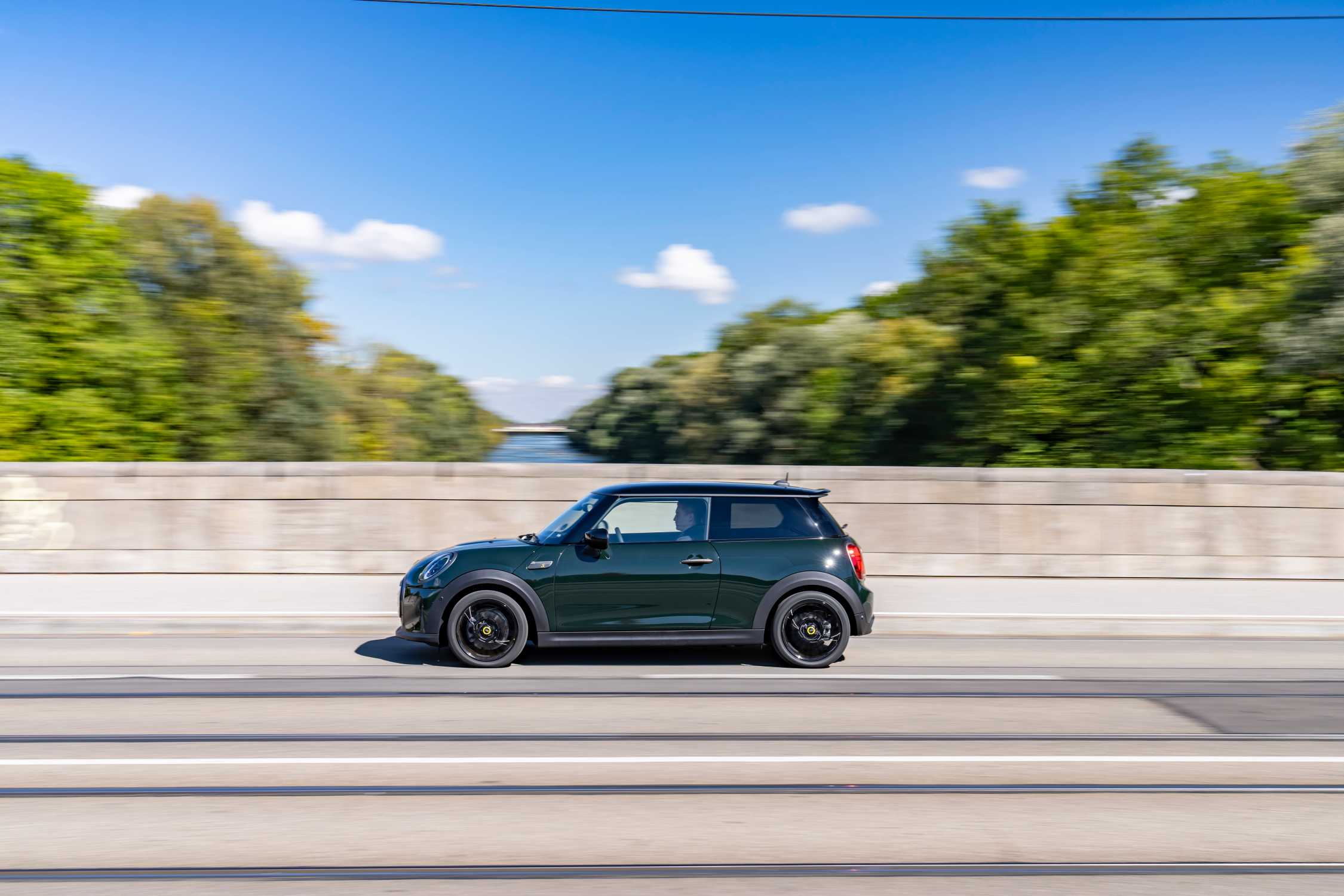 MINI Cooper SE Resolute Edition Rebel Green mit Dach und Spiegelkappen ...