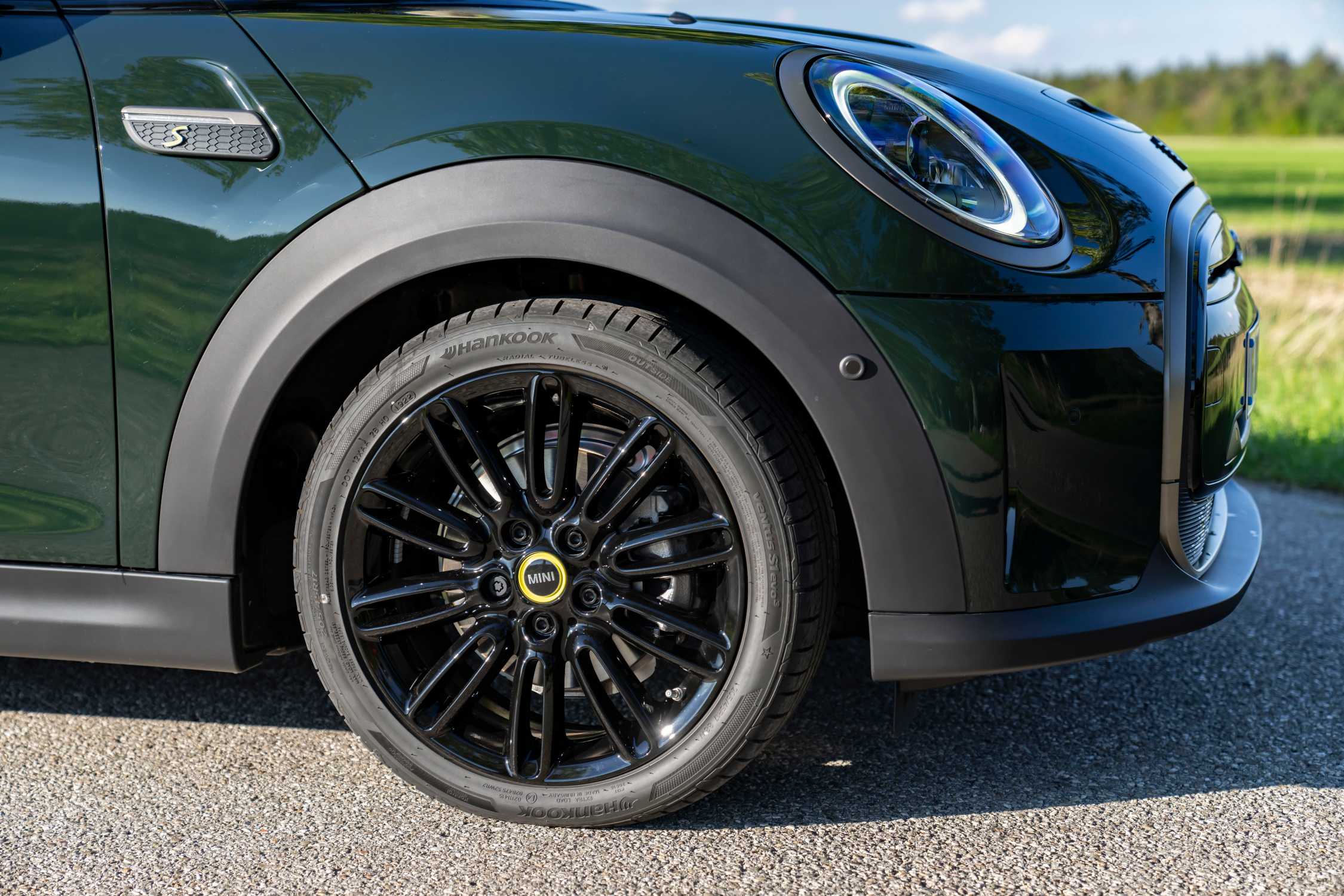 MINI Cooper SE Resolute Edition Rebel Green mit Dach und Spiegelkappen ...