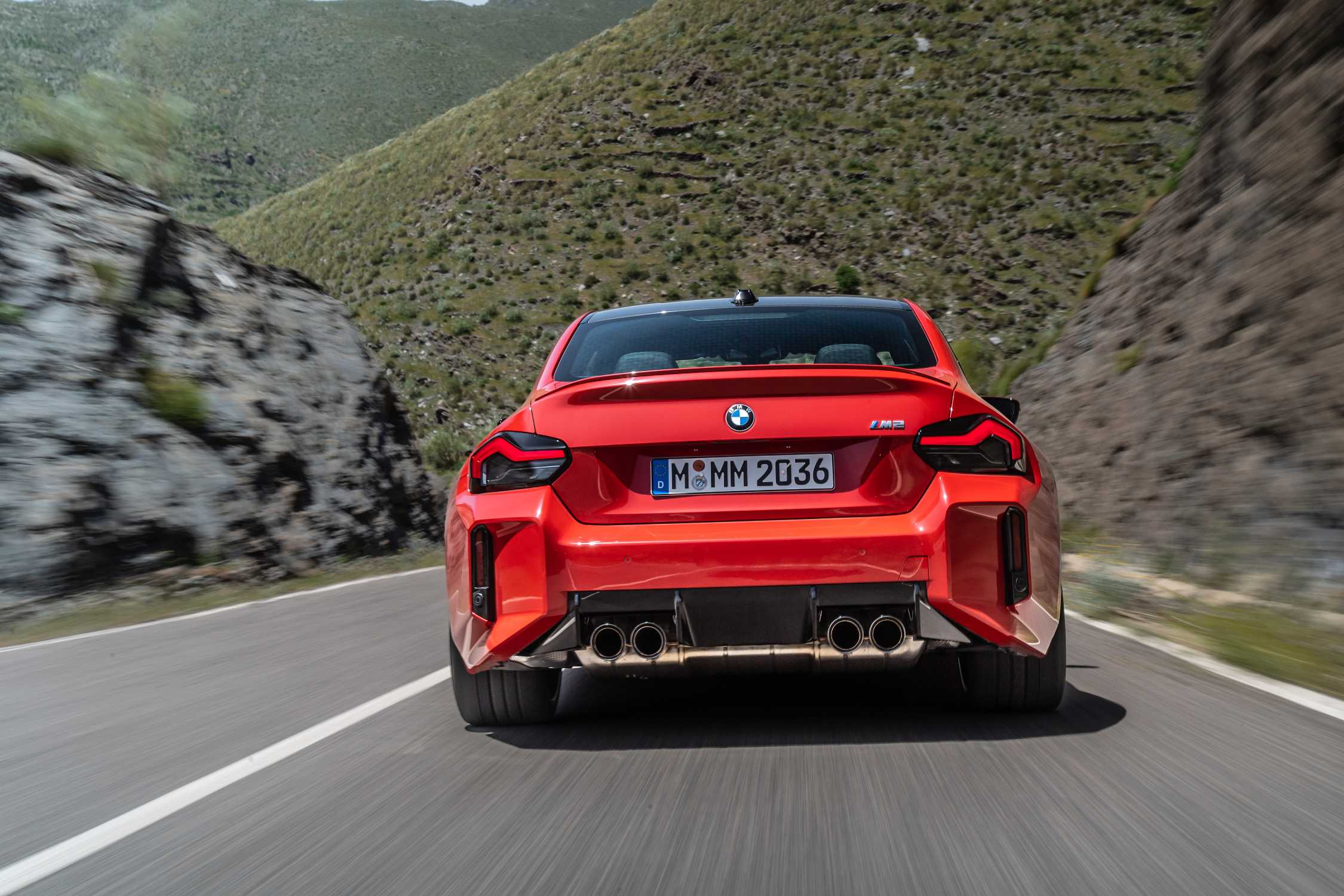 The all-new BMW M2 - Country road (10/2022).