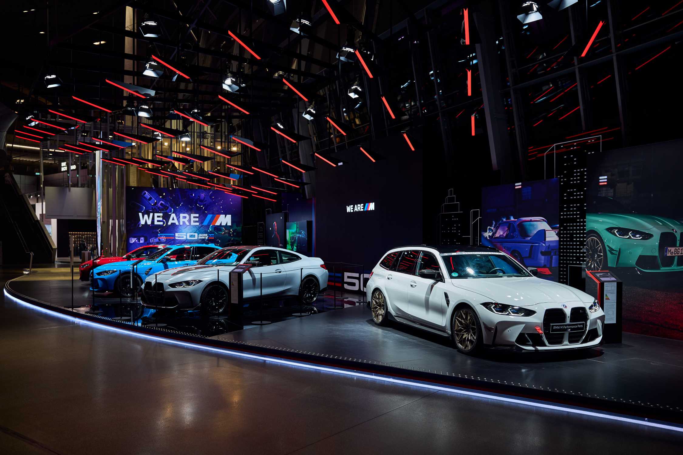 Die BMW Welt feiert 50 Jahre BMW M. Drei Wochenenden ist die BMW Welt mit  den ikonischen Farben des stärksten Buchstabens der Welt geschmückt.