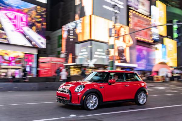 The original celebrates its anniversary: The one millionth MINI 3-door of  the current generation.