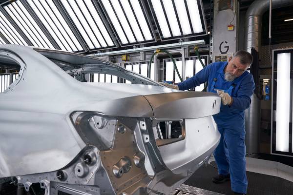 https://mediapool.bmwgroup.com/cache/P9/202211/P90487849/P90487849-bmw-group-secures-co2-reduced-steel-for-global-production-network-11-2022-600px.jpg