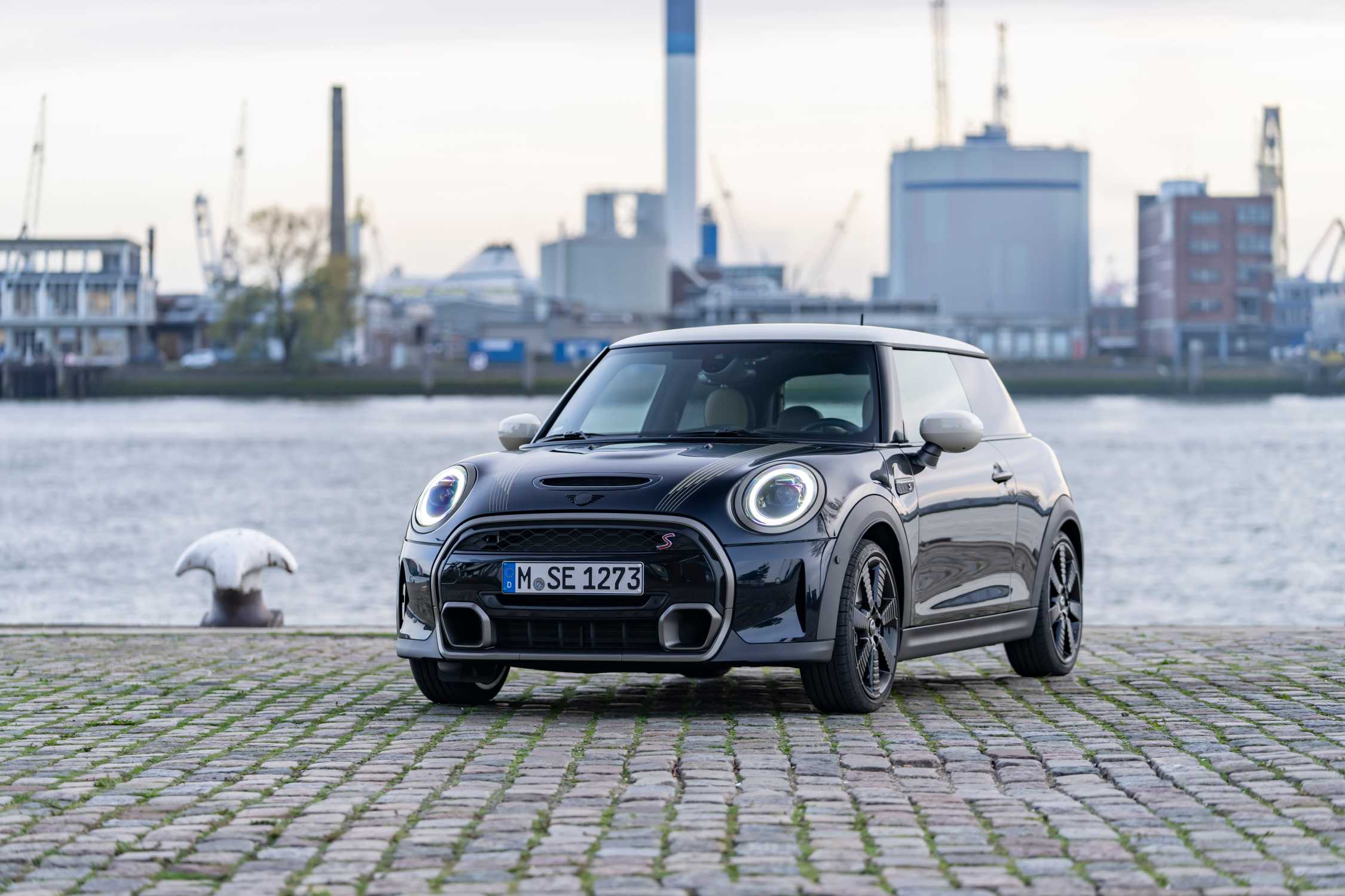 Authentic driving fun, mysterious charisma – The MINI Cooper S