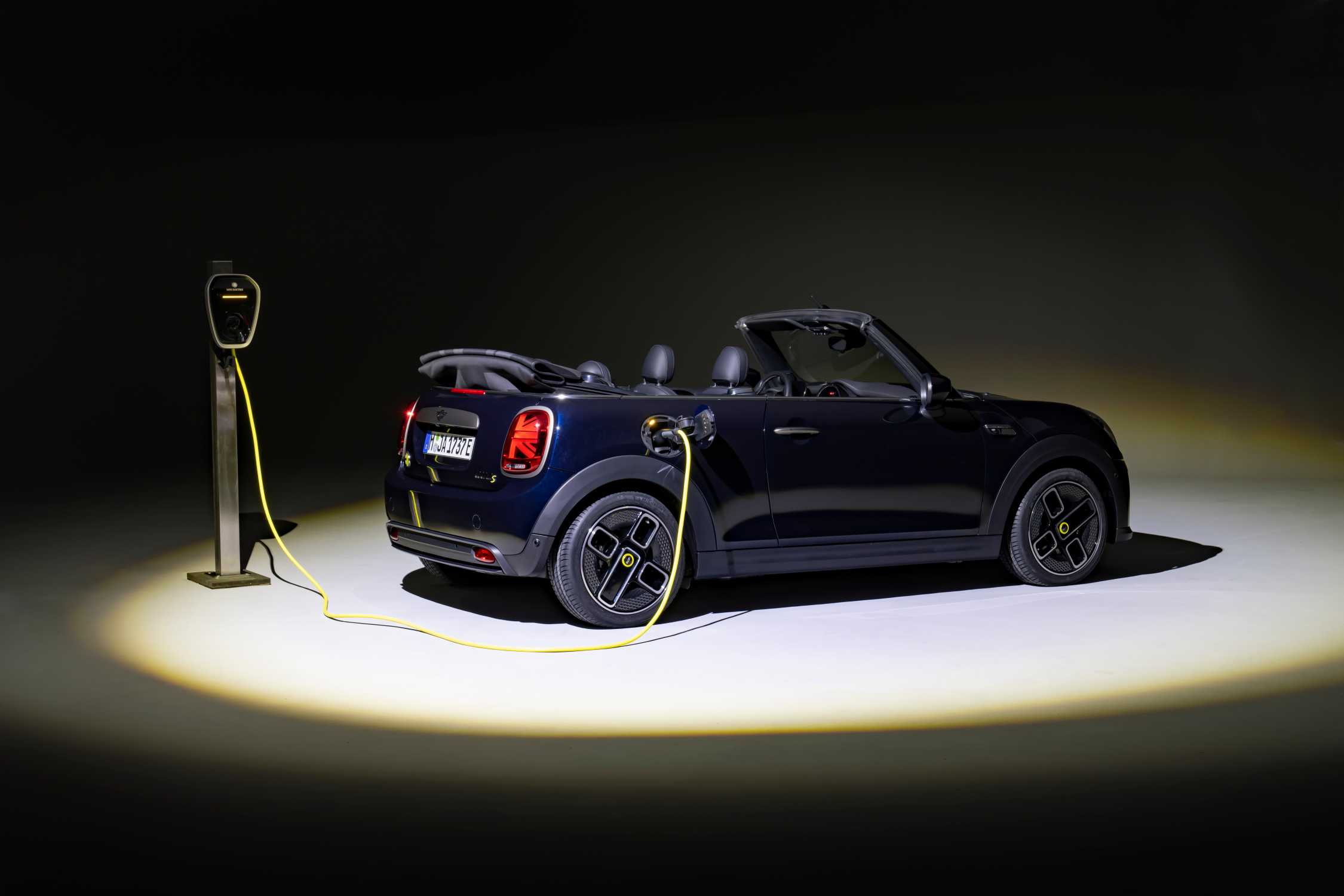 MINI Cooper SE Convertible (02/2023).